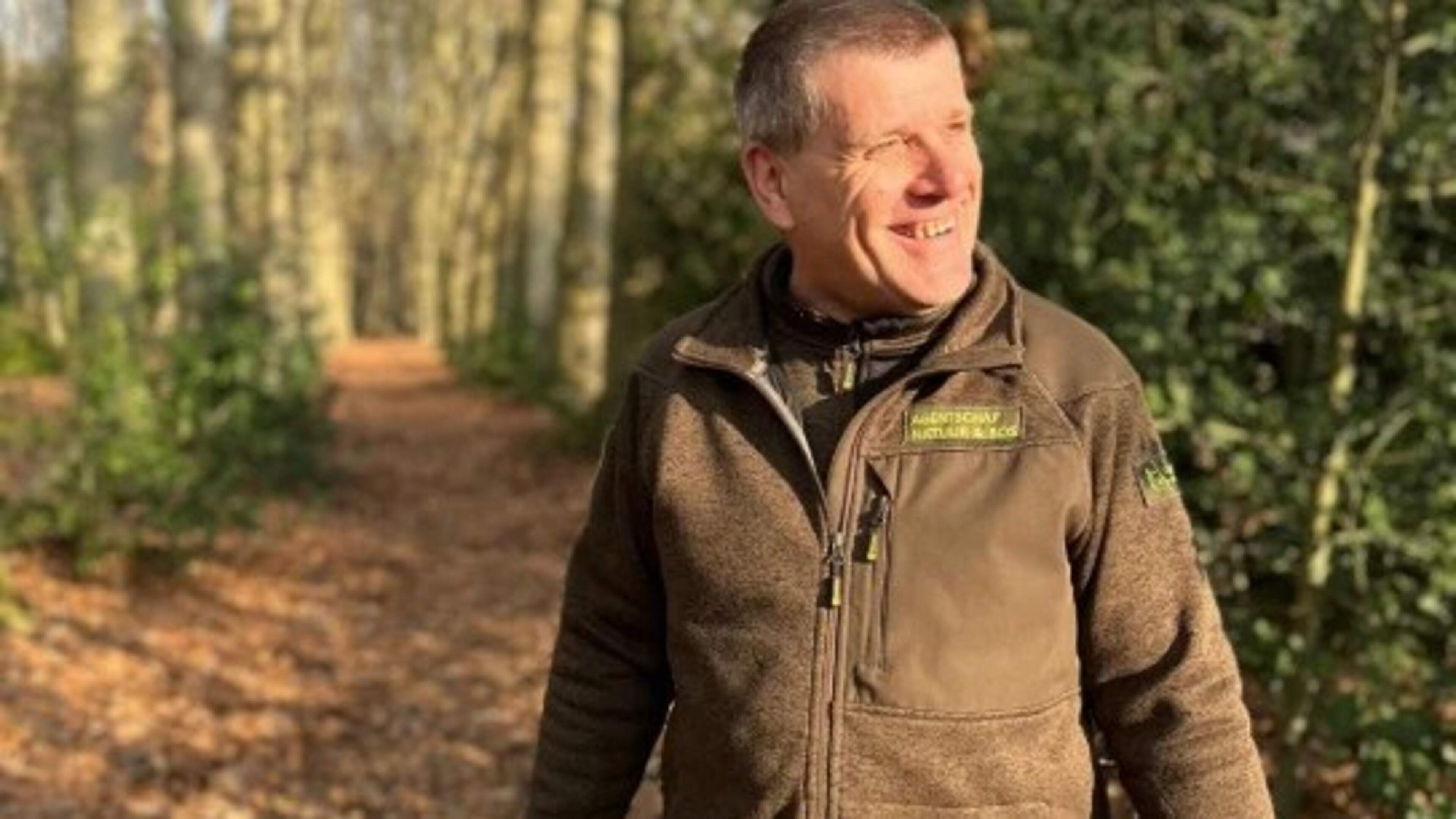 Boswachter Luc Scheepers licht zijn job toe en wandelt naar Konijnenberg